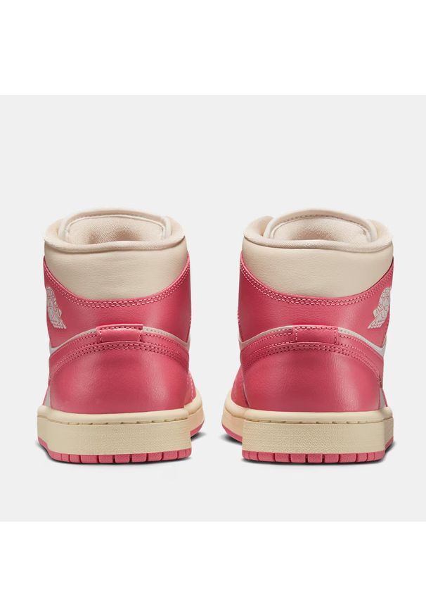 Nike Air Jordan 1 Mid "Pink Salt" Sneakersy damskie. Okazja: na uczelnię. Kolor: różowy. Materiał: guma, skóra, syntetyk. Szerokość cholewki: normalna. Model: Nike Air Jordan