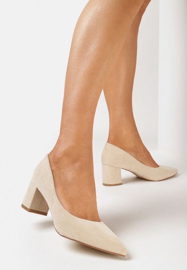 Born2be - Beżowe Czółenka z Imitacji Zamszu na Słupku Tarnova. Kolor: beżowy. Materiał: zamsz. Obcas: na słupku. Styl: klasyczny