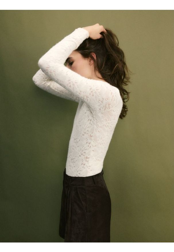 Reserved - Koronkowe body z długimi rękawami - złamana biel. Materiał: koronka. Długość rękawa: długi rękaw. Długość: długie