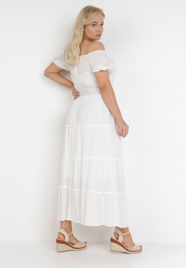 Born2be - Biała Sukienka z Wiskozy o Kroju Hiszpanki Ciririla. Okazja: na co dzień. Typ kołnierza: dekolt hiszpanka. Kolor: biały. Materiał: wiskoza. Długość rękawa: krótki rękaw. Sezon: lato. Typ sukienki: rozkloszowane. Styl: casual, elegancki