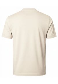 Koszulka Męska (T-Shirt) na Stójce z Guzikami - Pako Jeans - Jasny Beż. Okazja: na co dzień. Typ kołnierza: kołnierzyk stójkowy. Kolor: brązowy, beżowy, wielokolorowy. Materiał: bawełna. Styl: casual #4