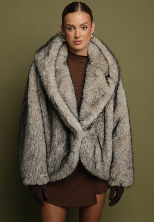 Born2be - Biała Kurtka Futerko o Kroju Oversize z Kapturem Nalienta. Okazja: na co dzień. Typ kołnierza: kaptur. Kolor: biały. Materiał: futro. Styl: casual, elegancki