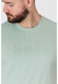 Guess - GUESS Pistacjowy t-shirt męski z wytłaczanym logo. Kolor: zielony. Wzór: aplikacja