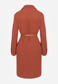 Renee - Brązowa Koszulowa Sukienka Ozdobiona Paskiem i Rękawem z Regulacją Esaviona. Okazja: na co dzień. Kolor: brązowy. Materiał: jeans. Wzór: aplikacja. Typ sukienki: koszulowe. Styl: casual, elegancki #7