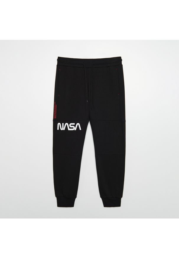 Cropp - Dresowe joggery NASA - Czarny. Kolor: czarny. Materiał: dresówka