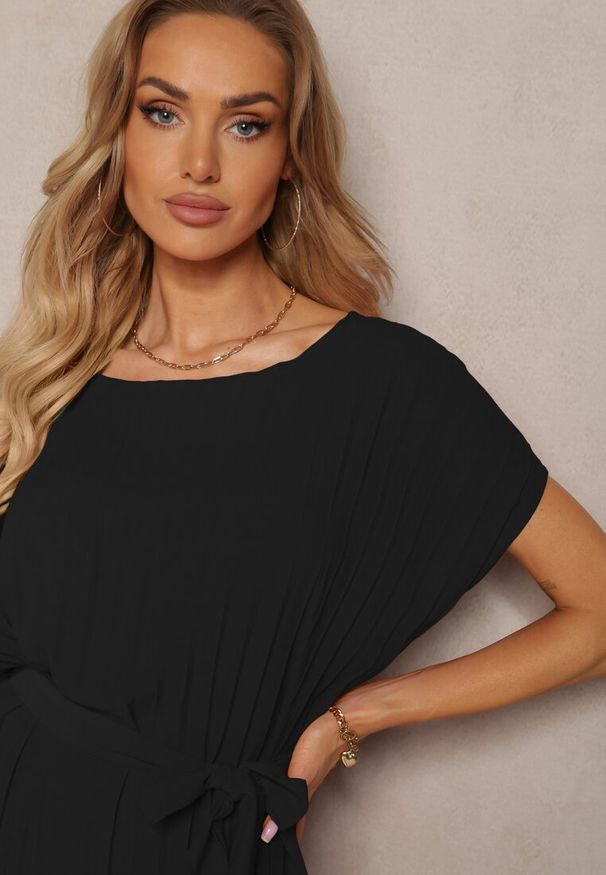 Renee - Czarna Casualowa Plisowana Sukienka Wiązana w Talii Paskiem Biozetta. Okazja: na co dzień. Kolor: czarny. Materiał: jeans, tkanina. Typ sukienki: proste, sportowe. Styl: casual