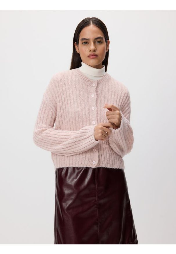 Reserved - Kardigan z ozdonym splotem - brudny róż. Kolor: różowy. Materiał: dzianina. Wzór: ze splotem