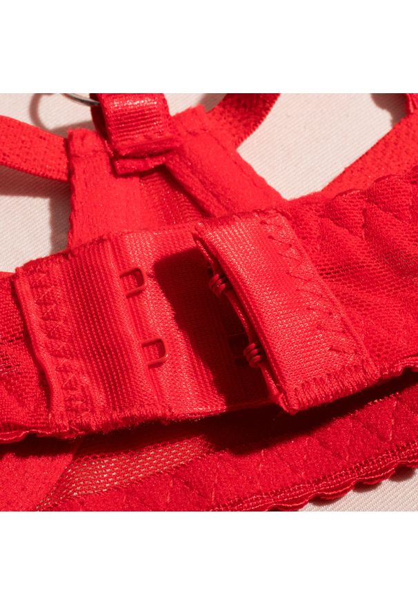 Intica - Komplet bielizny trzyczęściowy z delikatnymi detalami Hotske. Kolor: czarny. Materiał: tkanina, koronka. Wzór: koronka