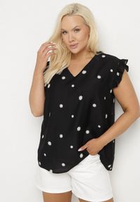 Born2be - Czarna Bluzka z Wiskozą Ozdobiona Haftowanymi Kwiatami Tolindra. Okazja: na spacer. Kolor: czarny. Materiał: wiskoza. Wzór: aplikacja, kwiaty, haft. Styl: elegancki #7