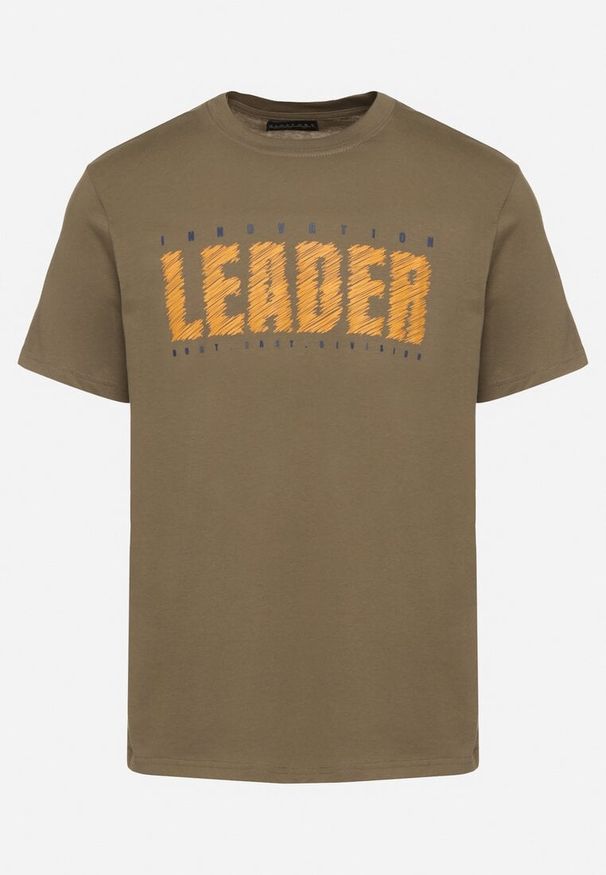 Born2be - Ciemnobeżowa Bawełniana Koszulka z Napisem Rivsedi. Okazja: na co dzień. Kolor: beżowy. Materiał: bawełna. Wzór: napisy. Styl: casual, klasyczny