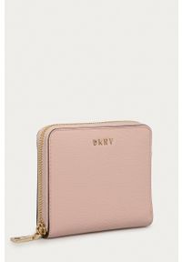 DKNY - Dkny portfel skórzany damski kolor brązowy. Kolor: brązowy. Materiał: skóra. Wzór: gładki