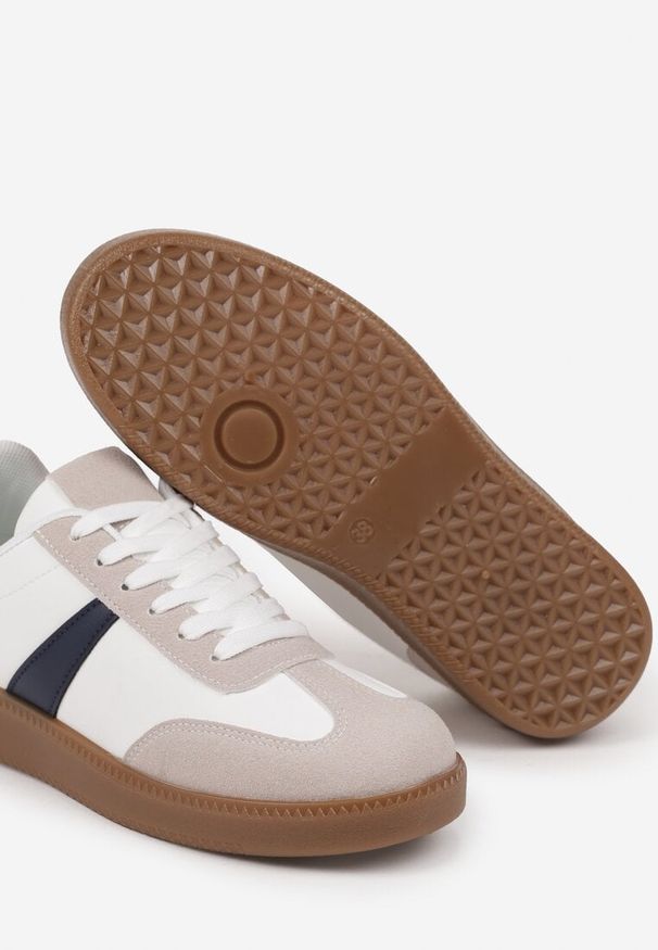 Born2be - Biało-Granatowe Sneakersy w Stylu Tenisówek Ozdobione Paskiem Elhanis. Okazja: na co dzień. Nosek buta: okrągły. Zapięcie: pasek. Kolor: biały. Materiał: jeans. Wzór: aplikacja