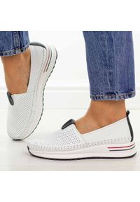 Białe ażurowe skórzane półbuty damskie Cambell 07342. Okazja: na co dzień, na spacer. Nosek buta: okrągły. Zapięcie: bez zapięcia. Kolor: biały. Szerokość cholewki: normalna. Wzór: ażurowy. Materiał: skóra. Sezon: wiosna, lato, jesień. Styl: elegancki, casual, klasyczny, sportowy #1