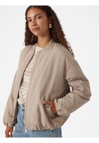 Vero Moda Kurtka bomber Barcelona 10300839 Beżowy Regular Fit. Kolor: beżowy. Materiał: syntetyk #3