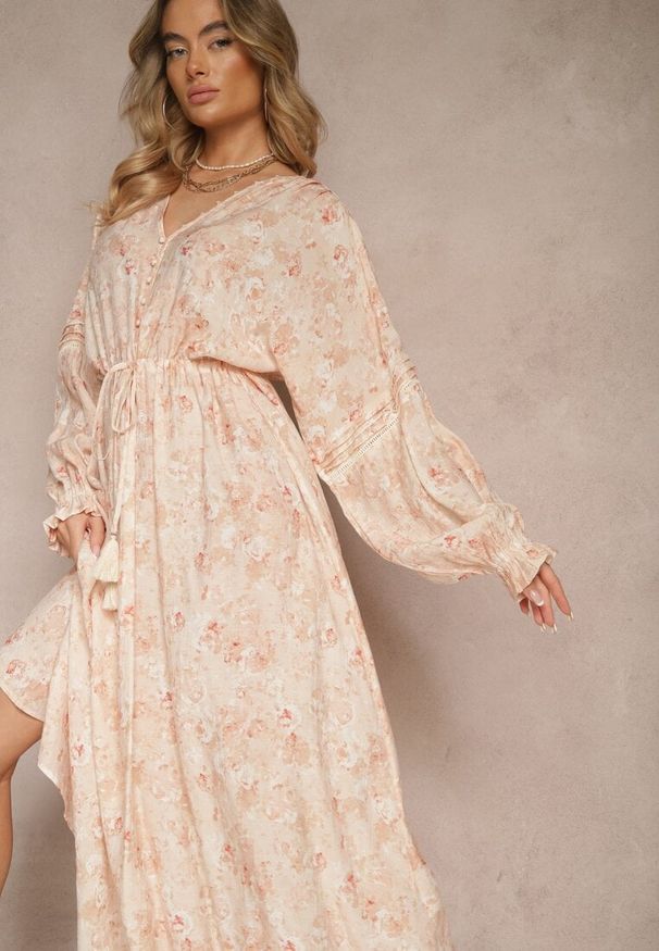 Renee - Różowa Sukienka z Bawełny z Dekoltem w Szpic i Wiązaniem w Talii Efalenora. Okazja: na co dzień. Typ kołnierza: dekolt w serek. Kolor: różowy. Materiał: bawełna. Wzór: kwiaty. Styl: casual, elegancki