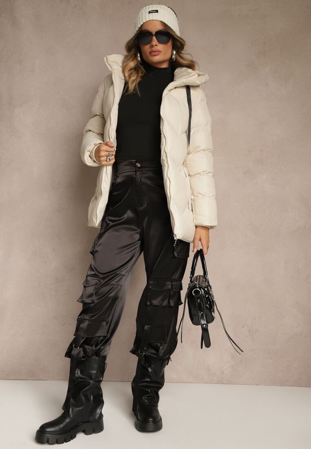 Renee - Ciemnobeżowa Kurtka Pikowana z Kapturem i Sznurkami Oleanesa. Okazja: na co dzień. Typ kołnierza: kaptur. Kolor: beżowy. Materiał: jeans. Styl: casual, sportowy