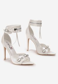 Renee - Białe Połyskujące Sandały na Szpilce z Metalicznymi Wstawkami Virela. Kolor: biały. Obcas: na szpilce