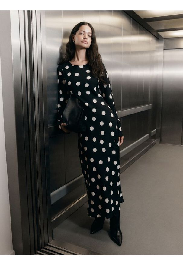 Reserved - Sukienka maxi w groszki - czarny. Kolor: czarny. Materiał: tkanina. Wzór: grochy. Długość: maxi