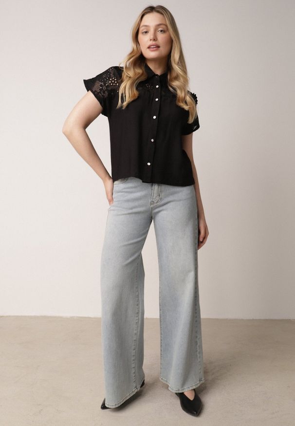 Born2be - Czarna Koszula z Wiskozy na Krótki Rękaw z Ażurowymi Wstawkami Kakara. Okazja: na co dzień, do pracy, na spotkanie biznesowe. Kolor: czarny. Materiał: wiskoza. Długość rękawa: krótki rękaw. Długość: krótkie. Wzór: ażurowy. Styl: klasyczny, casual, biznesowy, elegancki