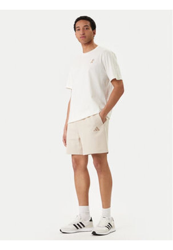Adidas - adidas Szorty sportowe Future Icons Small Logo KD7659 Beżowy Regular Fit. Kolor: beżowy. Materiał: syntetyk. Styl: sportowy