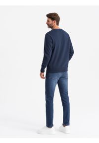 Ombre Clothing - Nierozpinana męska dresowa bluza z naszywką w stylu college – granatowa V2 - Rozmiar: M. Okazja: na uczelnię, na co dzień. Kolor: niebieski. Materiał: dresówka. Wzór: aplikacja. Styl: sportowy, casual, elegancki #4