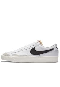 Buty Nike Blazer Low '77 Vintage DA6364-101 - białe. Kolor: biały. Materiał: zamsz, skóra, guma. Szerokość cholewki: normalna. Wzór: jodełka. Sezon: lato #1