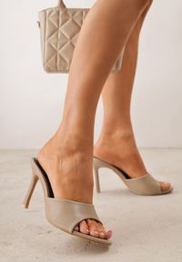 Renee - Ciemnobeżowe Klapki z Wyciętą Cholewką Glyserris. Okazja: na imprezę, na co dzień. Kolor: beżowy. Materiał: skóra. Styl: casual, elegancki #1