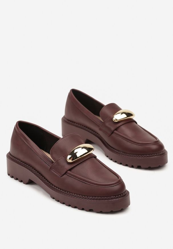 Born2be - Bordowe Mokasyny Vices ze Skórzaną Wkładką i Metaliczną Ozdobą Anlee. Okazja: na co dzień. Kolor: czerwony. Materiał: skóra. Wzór: aplikacja. Styl: casual