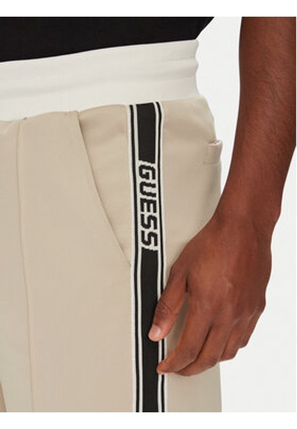 Guess Spodnie dresowe Z5YB14 KCRU2 Beżowy Regular Fit. Kolor: beżowy. Materiał: syntetyk