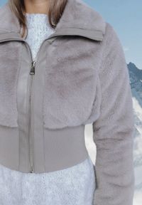 Born2be - Szara Krótka Futrzana Kurtka z Elastycznym Ściągaczem i Kołnierzem Semaline. Kolor: szary. Materiał: futro. Długość: krótkie. Sezon: zima. Styl: elegancki #7