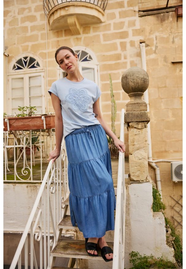 MOODO - Spódnica lyocell niebieska. Kolor: niebieski. Materiał: lyocell