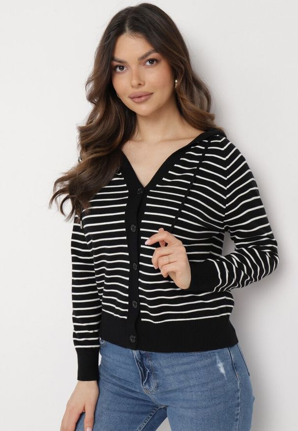 Born2be - Czarny Wiskozowy Kardigan w Paski z Kapturem Alaneil. Typ kołnierza: kaptur. Kolor: czarny. Materiał: wiskoza. Wzór: paski