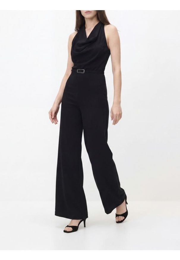 Reserved - Kombinezon z paskiem - czarny. Kolor: czarny. Materiał: materiał. Wzór: gładki