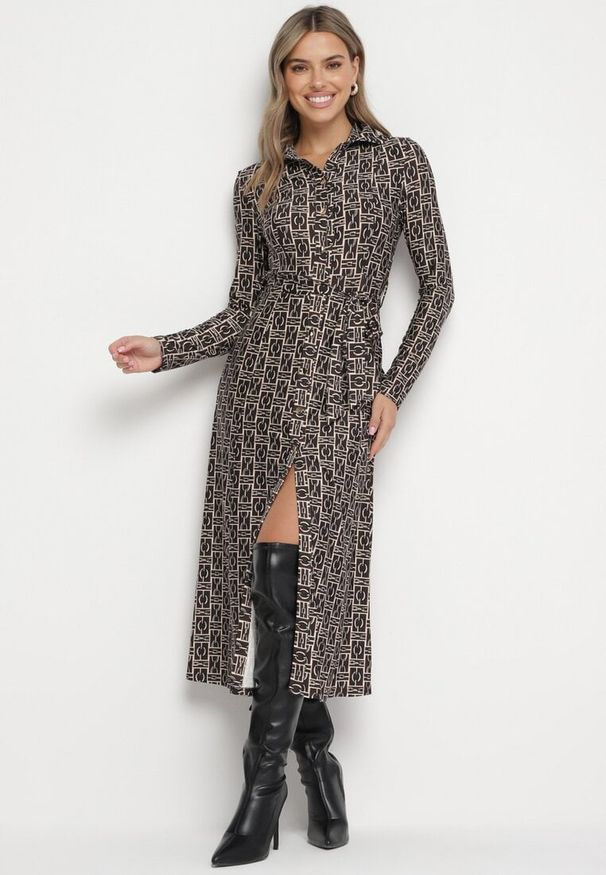 Born2be - Brązowa Sukienka Koszulowa w Mozaikowy Wzór z Wiązanym Paskiem Sailise. Okazja: na co dzień. Kolor: brązowy. Materiał: skóra. Typ sukienki: koszulowe. Styl: casual, elegancki