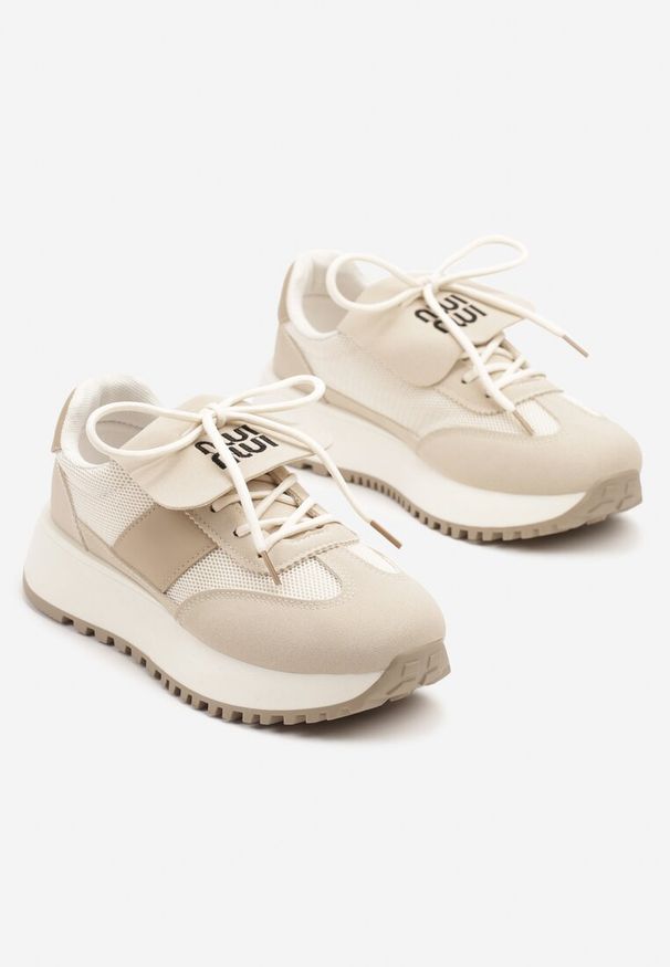 Renee - Beżowe Sneakersy na Platformie z Geometrycznym Wzorem Aluina. Okazja: na co dzień. Kolor: beżowy. Materiał: jeans. Wzór: geometria. Obcas: na platformie