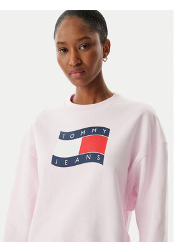 Tommy Jeans Bluza Wavy Flag DW0DW22742 Różowy jasny Boxy Fit. Kolor: różowy. Materiał: bawełna