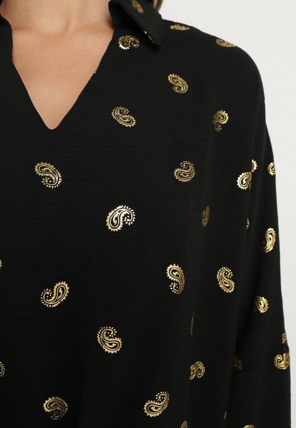 Born2be - Czarna Bluzka z Metalicznym Nadrukiem i Ozdobnym Kołnierzykiem Nonivia. Okazja: na co dzień. Typ kołnierza: dekolt w serek. Kolor: czarny. Materiał: materiał, jeans. Wzór: nadruk. Styl: elegancki, casual