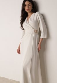 Born2be - Jasnobeżowa Kopertowa Sukienka Wieczorowa z Metaliczną Aplikacją w Talii Henalana. Okazja: na imprezę. Typ kołnierza: dekolt w serek. Kolor: beżowy. Wzór: aplikacja. Typ sukienki: kopertowe. Styl: wizytowy #1