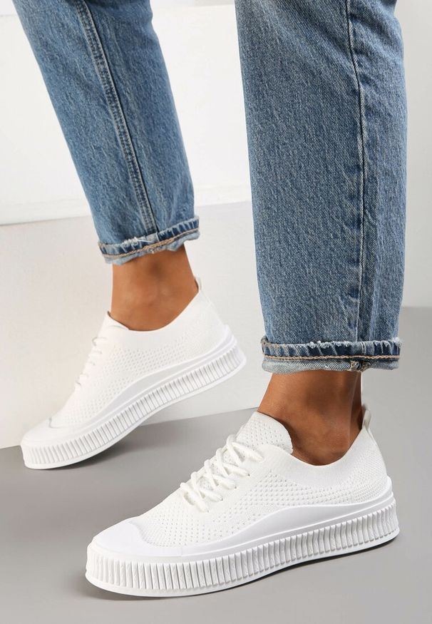 Renee - Białe Trampki z Siateczkową Cholewką i Tłoczoną Podeszwą Lalnai. Okazja: na co dzień. Kolor: biały. Materiał: jeans. Szerokość cholewki: normalna. Sezon: lato, wiosna