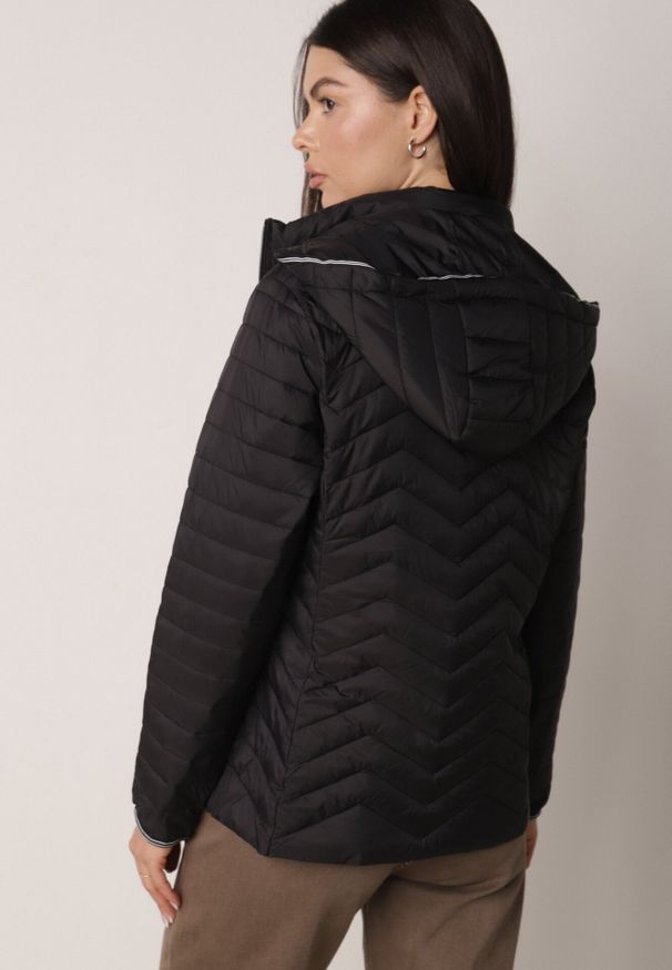 Born2be - Czarna Pikowana Kurtka Przejściowa z Ozdobną Lamówką przy Kapturze Tidorna. Okazja: na spacer, na co dzień. Kolor: czarny. Materiał: poliester, jeans. Styl: casual, elegancki