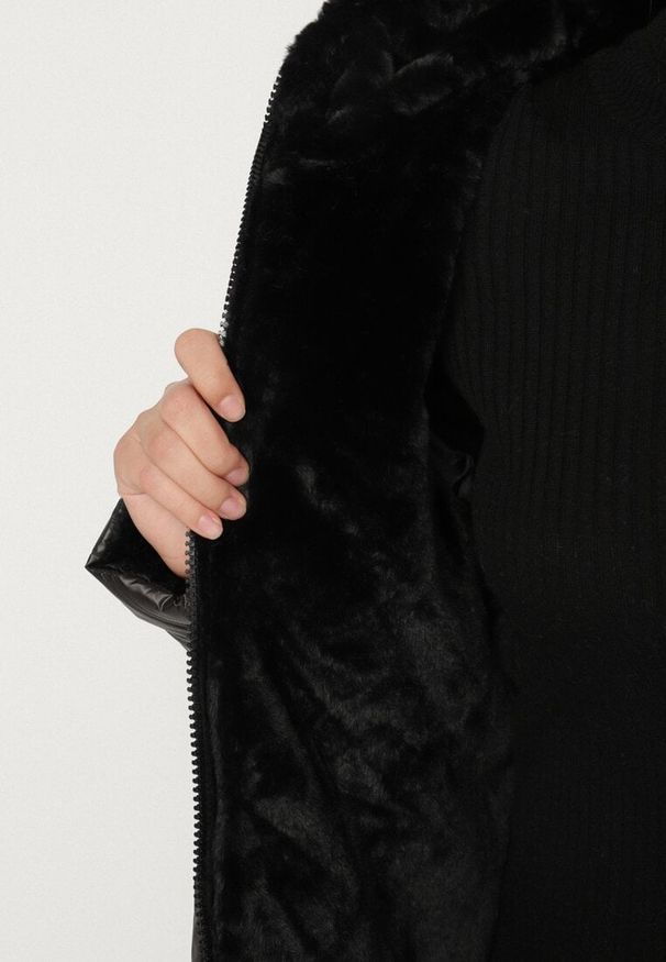 Born2be - Czarna Pikowana Kurtka z Kapturem i Futrzaną Wyściółką Navea. Okazja: na spotkanie biznesowe, do pracy, na co dzień. Typ kołnierza: kaptur. Kolekcja: plus size. Kolor: czarny. Materiał: futro. Wzór: ze splotem. Styl: casual, biznesowy