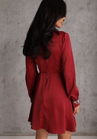 Renee - Czerwona Bawełniana Sukienka VICES z Satyny z Kopertowym Dekoltem Cunelia. Okazja: na co dzień. Typ kołnierza: dekolt kopertowy. Kolor: czerwony. Materiał: satyna, bawełna. Długość rękawa: długi rękaw. Typ sukienki: kopertowe. Styl: casual, elegancki #2