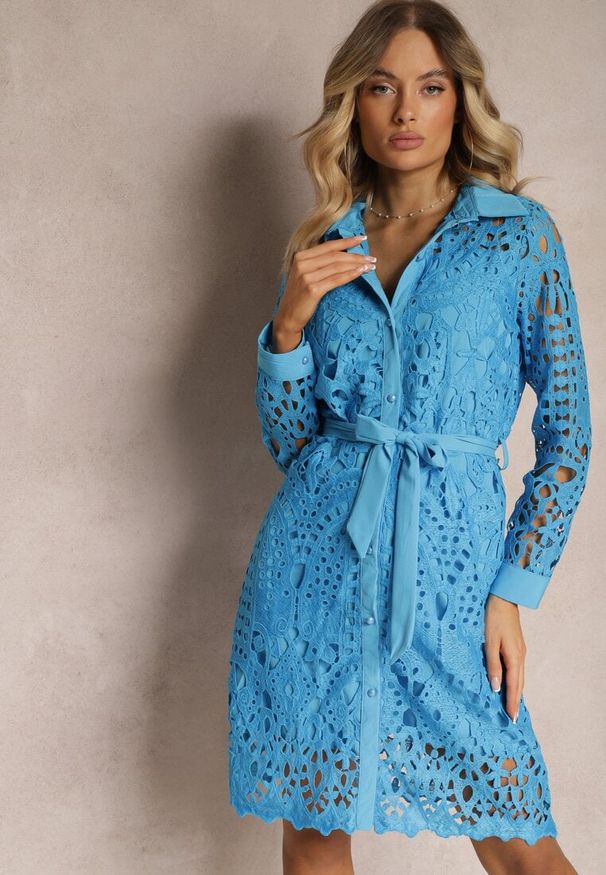 Renee - Niebieska Koszulowa Sukienka Mini z Ażurowej Koronki i Paskiem Norila. Kolor: niebieski. Materiał: koronka. Wzór: ażurowy, koronka. Typ sukienki: koszulowe. Styl: klasyczny. Długość: mini