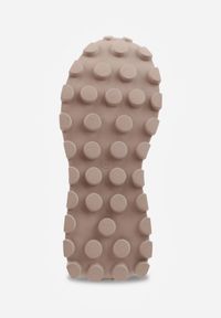 Renee - Beżowe Zamszowe Sneakersy na Podeszwie Chunky z Perforowaną Cholewką Cezarlina. Okazja: na co dzień. Kolor: beżowy. Materiał: zamsz. Szerokość cholewki: normalna #4