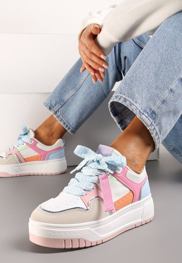 Born2be - Różowo-Niebieskie Sneakersy na Grubej Podeszwie z Ozdobnymi Sznurówkami i Zawieszką Xalenia. Okazja: na co dzień. Nosek buta: okrągły. Zapięcie: sznurówki. Kolor: różowy. Materiał: jeans, materiał. Obcas: na obcasie. Wysokość obcasa: niski