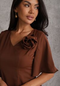 Renee - Brązowa Zwiewna Sukienka Wieczorowa VICES z Aplikacją 3D w Kształcie Kwiatu Themira. Typ kołnierza: dekolt w kształcie V. Kolor: brązowy. Wzór: aplikacja, kwiaty. Styl: wizytowy #5