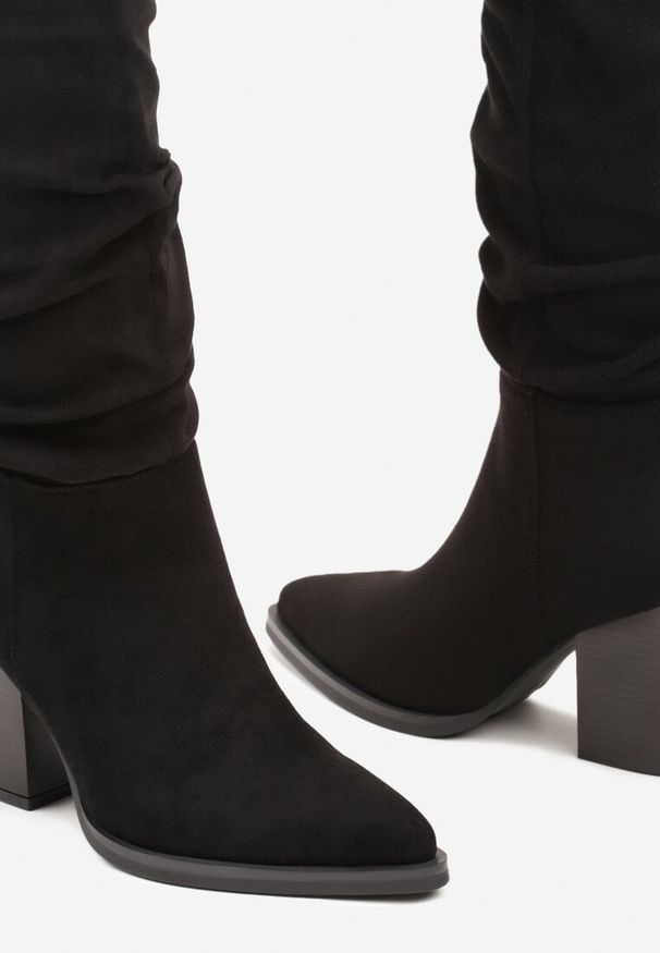 Born2be - Czarne Kozaki na Słupku z Imitacji Zamszu Zdobione Marszczeniem przy Cholewce Readaria. Okazja: na co dzień. Kolor: czarny. Materiał: zamsz. Szerokość cholewki: normalna. Wzór: aplikacja. Obcas: na słupku. Styl: casual, elegancki