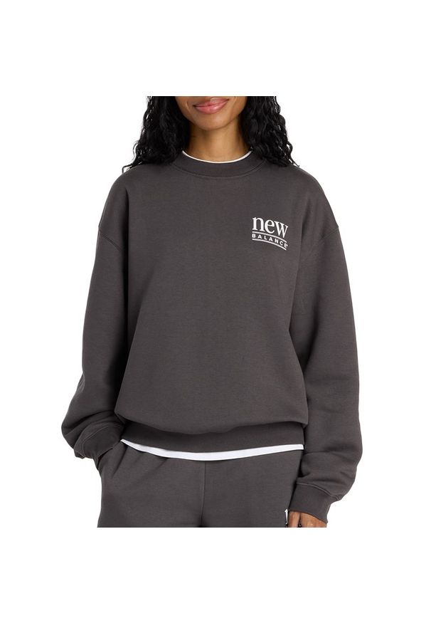 Bluza damska New Balance WT61A3XYABR - szara. Okazja: na co dzień. Kolor: szary. Materiał: prążkowany, bawełna, dresówka, poliester. Wzór: napisy. Styl: casual, klasyczny