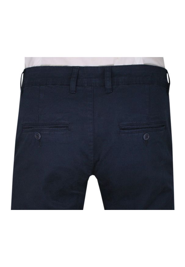 Gładkie Granatowe Casualowe Spodnie Męskie, Slim Fit -TO-ON- Zwężane, Chinosy. Okazja: na co dzień. Kolor: niebieski. Materiał: bawełna, elastan. Wzór: gładki. Styl: casual