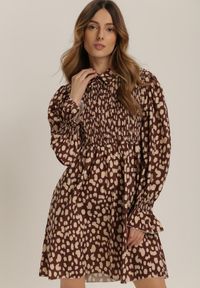 Renee - Brązowa Sukienka Isonoe. Kolor: brązowy. Wzór: nadruk. Długość: mini #1